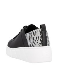 Sneaker nera con tomaia in pelle liscia, suola in gomma bianca e un accento in tessuto a motivi zebra sul tallone.