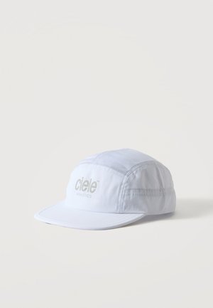 Casquette de sport blanche légère avec une visière incurvée et le logo "ciele athletics" sur le panneau avant, sur fond uni.