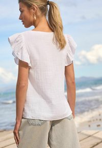 Next REGULAR FIT biały