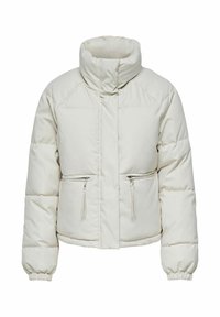 Witte gewatteerde jas met hoge kraag, voorzien van twee voorvakjes met rits, elastische manchetten en een boxy silhouet. Zachte en gladde textuur.