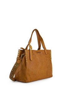 Tote-Bag aus braunem Leder mit goldfarbenen Nieten an den Seiten, doppelten oberen Griffen, abnehmbarem gemustertem Riemen und geprägtem Logo auf der Vorderseite.