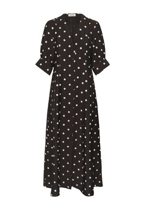 Mustast värvi, pika varrukaga kleit, millel on valged täpilised täpid, V-kaelus ja ees nööpidega kinnitused. Pehme kangas ja lendlev lõige.