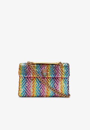 Borsa intrecciata dai colori vivaci con un motivo geometrico, con dettagli in oro e una tracolla a catena. Presenta un dettaglio di chiusura decorativo.