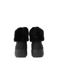 Svarta ankelstövlar med rund tå, featuring en övervikning i konstfär med faux fur och gummisulor. Slät material med minimal detaljer.