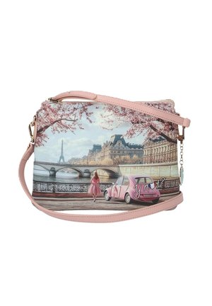 Borsa con tracolla rosa che presenta una scena di Parigi con la Torre Eiffel, i fiori di ciliegio, una macchina rosa e una donna in un vestito rosa vicino al fiume.