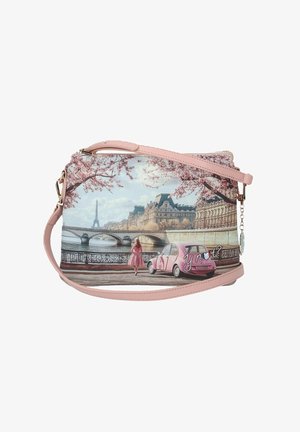 Borsa con tracolla rosa che presenta una scena di Parigi con la Torre Eiffel, i fiori di ciliegio, una macchina rosa e una donna in un vestito rosa vicino al fiume.