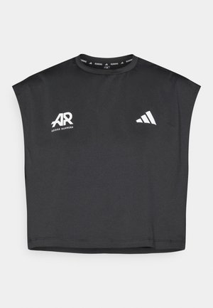 Μαύρο αθλητικό crop top με στρογγυλή λαιμόκοψη, μανίκια τύπου καπάκι και λευκά τυπωμένα λογότυπα: "AR" και τις τρεις ρίγες της Adidas στις αντίθετες πλευρές.