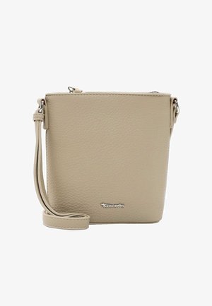 Beige leren schoudertas met een textuurafwerking, slanke vorm, afneembare schouderband en zilveren logo-accent aan de voorkant. Ritsafsluiting aan de bovenkant.