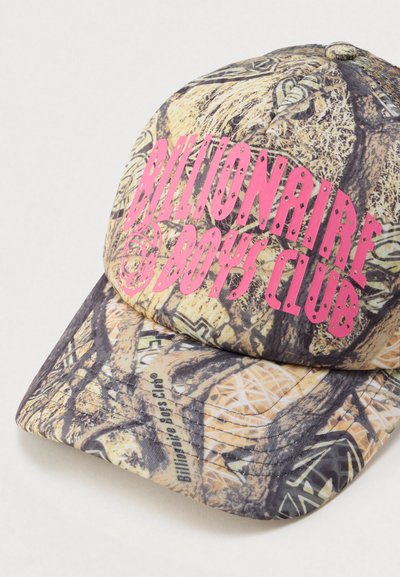Καπέλο μπέιζμπολ με καμουφλάζ μοτίβο και καμπυλωτό γείσο, με φωτεινό ροζ κείμενο "Billionaire Boys Club" και υφή επιφάνειας.