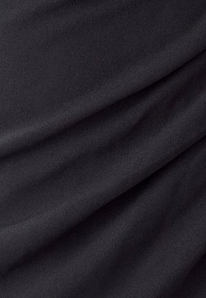 Tessuto nero con una superficie liscia, caratterizzato da drappeggi sottili e morbide pieghe, che indicano un materiale leggero e fluente.