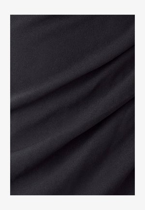 Tela negra con una textura suave, que presenta caídas sutiles y pliegues suaves, indicando un material ligero y fluido.