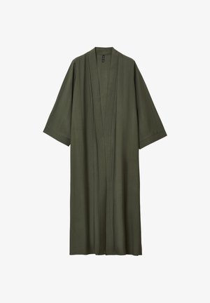 Langer, lockerer olivgrüner Bademantel mit weiten Ärmeln und offenem Vorderteil, gefertigt aus strukturiertem, leichtem Stoff.