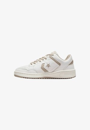 Sneakers in pelle bianca con dettagli beige, caratterizzate da dettagli traforati, punta tonda, suola piatta e chiusura con lacci. Logo a stella sul lato.