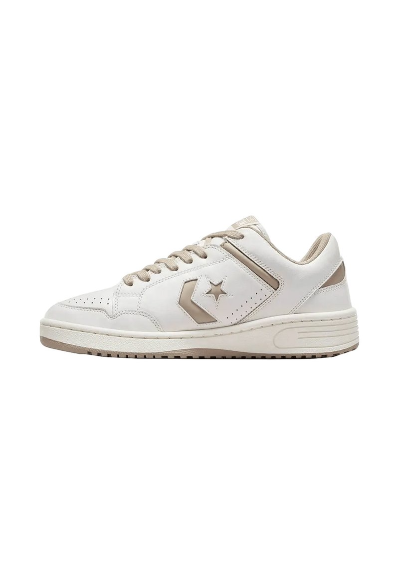 Sneakers in pelle bianca con dettagli beige, caratterizzate da dettagli traforati, punta tonda, suola piatta e chiusura con lacci. Logo a stella sul lato.
