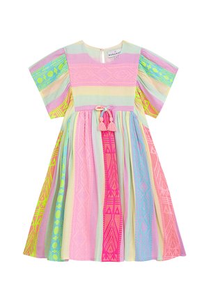 Buntes Kleid mit kurzen Ärmeln, rundem Ausschnitt und tailliertem Bund mit Quasten. Muster umfassen Streifen und geometrische Designs in Pastellfarben.