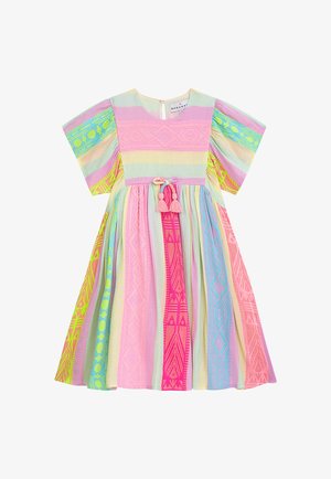 Buntes Kleid mit kurzen Ärmeln, rundem Ausschnitt und tailliertem Bund mit Quasten. Muster umfassen Streifen und geometrische Designs in Pastellfarben.