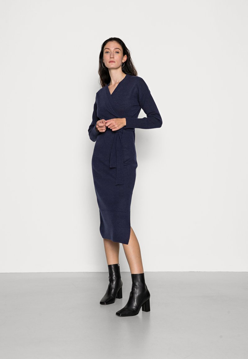 Damen Freizeitkleider | Anna Field WRAP OVER MIDI DRESS Strickkleid dark blue/dunkelblau - VE38242 Damen Freizeitkleider | Anna Field WRAP OVER MIDI DRESS Strickkleid dark blue/dunkelblau - VE38242