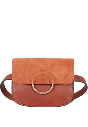 Bolso cinturón compacto de cuero marrón con solapa de ante y detalle de anillo dorado, con el nombre de la marca Marc O'Polo estampado en el frente.