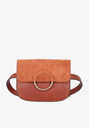 Bolso cinturón compacto de cuero marrón con solapa de ante y detalle de anillo dorado, con el nombre de la marca Marc O'Polo estampado en el frente.