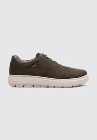 Zapatilla de cuero verde oliva con superficie texturizada, diseño con cordones, puntera reforzada y suela de goma de color claro con un sutil patrón de relieve.