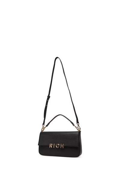 Borsa a mano in pelle nera con finitura testurizzata, lettering dorato "RICH" e doppie opzioni di trasporto: manico superiore e una tracolla lunga.