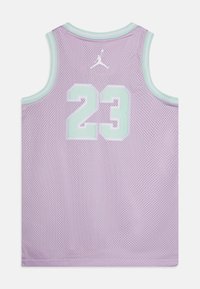 Lilla võrkpallipaita mündiroheliste detailidega, seljaosas julge fontiga number 23 ja kaela lähedal Jumpman logo.