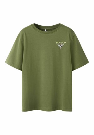 Oliwkowy t-shirt z krótkim rękawem, okrągłym dekoltem, małą grafiką żyrafy i napisem "SUT UP" na górnej lewej części klatki piersiowej.