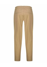 Helle beige Hose mit einem dehnbaren Bund, schlanker Passform und zwei Gesäßtaschen. Glatte Textur mit einem schlichten Design und ohne sichtbare Muster.