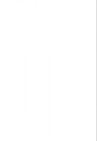 Três pessoas, duas mulheres e um homem, vestindo roupas de negócios, estão de pé e sorriem contra um fundo branco liso.