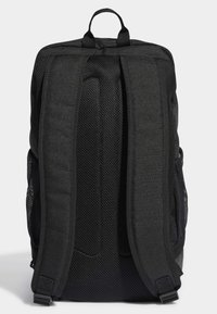 Schwarzer Rucksack mit Mesh-Trägern und -Seiten, ausgestattet mit gepolstertem Rücken und einem Tragegriff an der Oberseite. Einfaches Design ohne zusätzliche Muster oder Akzente.