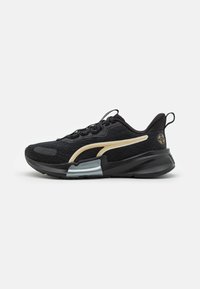 Černá sportovní bota s vrchní částí z prodyšné síťoviny, zlatými akcenty a polstrovanou podrážkou pro pohodlí. Podešev má texturovaný design pro lepší přilnavost.