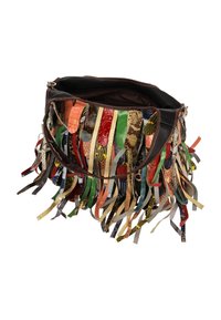 Geantă maro din piele cu franjuri colorate din materiale mixte în texturi și modele variate. Partea superioară deschisă dezvăluie un interior întunecat.
