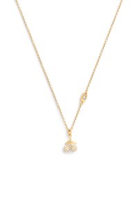 Gouden ketting met een delicate schakel en een kers-hanger versierd met kleine witte stenen en twee groene bladeren.