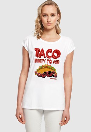 Valge puuvillane T-särk, millel on graafiline print "TACO DIRTY TO ME," kus on kujutatud Deadpooli taco taustal. Lõdvestunud lõige, lühikesed varrukad.