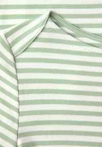 Camiseta suave de algodón para bebé con rayas horizontales en verde claro y blanco y detalle de escote con hombros solapados.