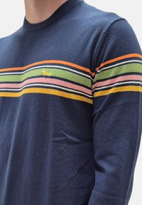 Maglione blu notte realizzato in morbido tessuto; presenta strisce orizzontali multicolori in arancione, verde, rosa e giallo con un piccolo design ricamato.