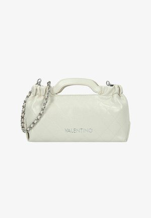 Bolso blanco acolchado con herrajes plateados. Presenta un diseño superior fruncido y una correa de cadena. Logo en plata en la parte delantera.