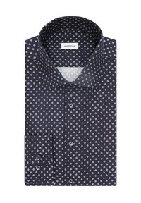 Camicia blu scuro con un motivo geometrico di piccoli quadrati azzurri. Colletto a punte, chiusura con bottoni davanti e dettagli coordinati ai polsini.