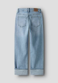 Lyseblå denimjeans med oppbrettede nederkanter, to baklommer, beltehemper og en brun lærmerke på livet.