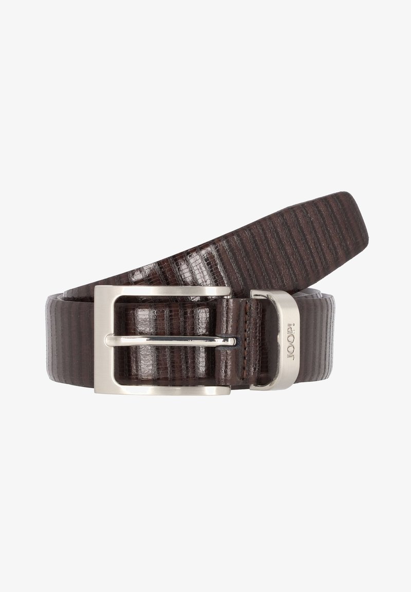Cintura in pelle marrone con texture e fibbia in metallo argentato. Presenta striature verticali embossate e un dettaglio del logo sulla fibbia.