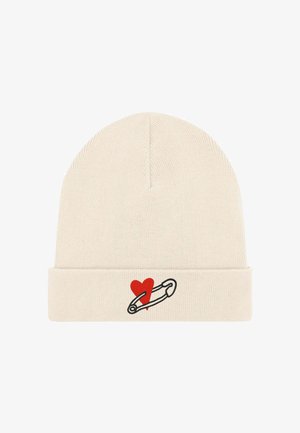Cappello beanie color crema con risvolto piegato, decorato sulla parte anteriore da un ricamo raffigurante un cuore rosso e una spilla di sicurezza nera. Tessuto a maglia morbido.