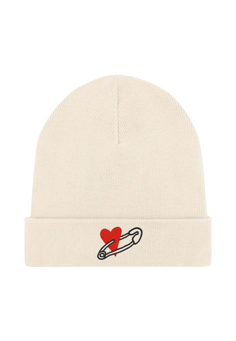 Cappello beanie color crema con risvolto piegato, decorato sulla parte anteriore da un ricamo raffigurante un cuore rosso e una spilla di sicurezza nera. Tessuto a maglia morbido.
