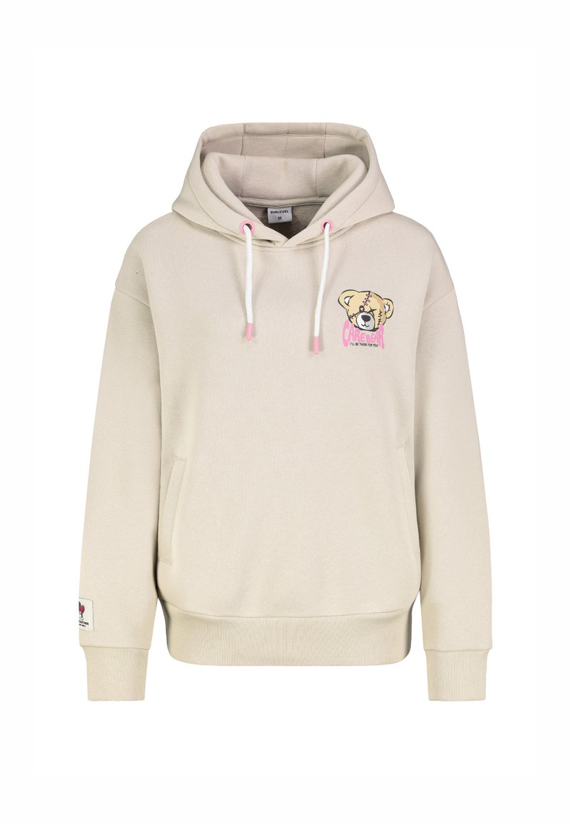 Crème hoodie van zacht materiaal, met een voorzak en een berenafbeelding met roze accenten op de borst. Geribde mouwen en onderrand.