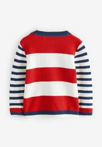 Gestrickter Pullover mit roten und weißen horizontalen Streifen am Körper und marineblauen sowie weißen vertikalen Streifen an den Ärmeln. Rundhalsausschnitt.