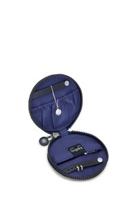 Runder Schmuckkasten in Marineblau mit Reißverschluss. Das Innere verfügt über eine Stoffauskleidung, eine Tasche und eine Kette mit einem Perlenanhänger.