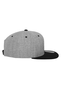Cappello da baseball grigio con una forma strutturata, visiera piatta nera e tessuto testurizzato. Presenta sei fori di ventilazione e una banda regolabile.