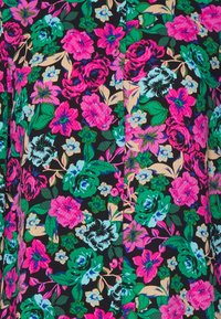 Bloem stof met levendige rozen, blauwe en groene bloemen op een zwarte achtergrond, met een gestructureerd uiterlijk en verschillende bladvormen.