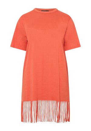 Vestido coral de manga corta con cuello redondo y detalle de largo fleco a lo largo del dobladillo.