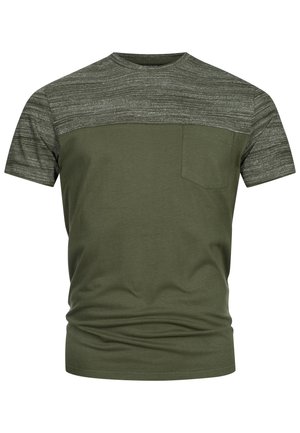 T-shirt verde oliva con un pannello grigio testurizzato sul petto, maniche corte e una tasca sul lato sinistro. Materiale morbido e traspirante.
