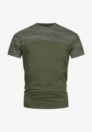 Olivgrön T-shirt med en texturerad grå panel över bröstet, korta ärmar och en ficka på vänster sida. Mjuk och andningsbar material.